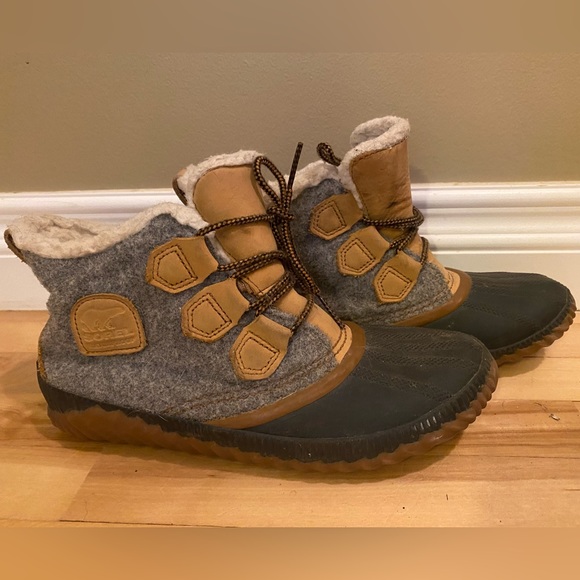 Women's 9 SOREL Out 'N About Plus Felt Duck Boots - Picture 1 of 5